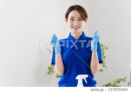 ハウスクリーニングの若い女性 ライフスタイルイメージ ハウスクリーニングの若い女性 ライフスタイルイメージ 137835004