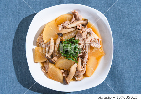 豚肉と大根の煮物 しめじと大葉をのせた和食の家庭料理 豚肉と大根の煮物 しめじと大葉をのせた和食の家庭料理 137835013
