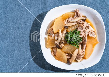 豚肉と大根の煮物 しめじと大葉をのせた和食の家庭料理 137835015