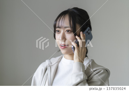 スマートフォンで通話する若い女性 137835024