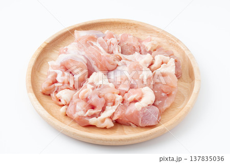 白背景に木製のお皿に載せた生の鶏もも肉のぶつ切り 白背景に木製のお皿に載せた生の鶏もも肉のぶつ切り 137835036