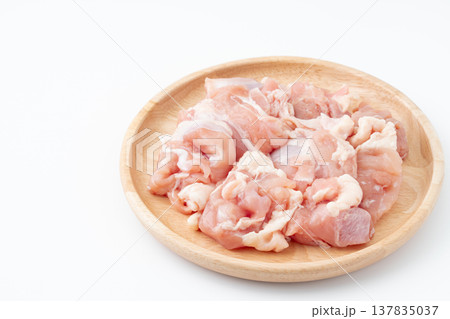 白背景に木製のお皿に載せた生の鶏もも肉のぶつ切り 白背景に木製のお皿に載せた生の鶏もも肉のぶつ切り 137835037
