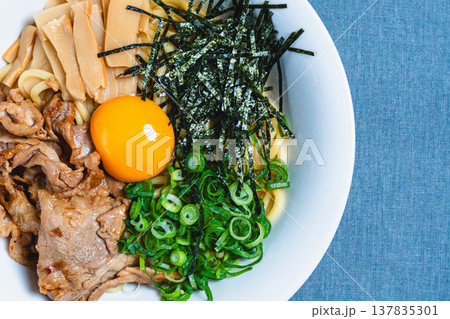 豚肉と生卵をのせた油そば テーブルの上の手作りまぜそば 豚肉と生卵をのせた油そば テーブルの上の手作りまぜそば 137835301