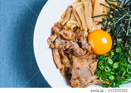 豚肉と生卵をのせた油そば テーブルの上の手作りまぜそば 137835302