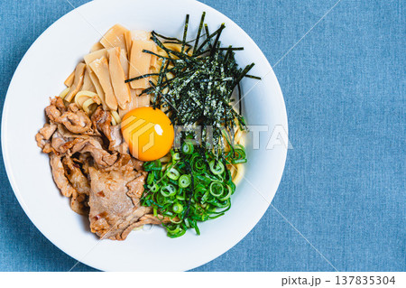 豚肉と生卵をのせた油そば テーブルの上の手作りまぜそば 豚肉と生卵をのせた油そば テーブルの上の手作りまぜそば 137835304