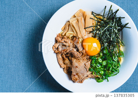 豚肉と生卵をのせた油そば テーブルの上の手作りまぜそば 137835305