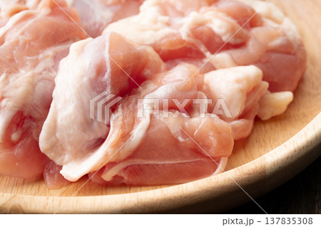 ぶつ切りにした生の鶏もも肉のクローズアップ ぶつ切りにした生の鶏もも肉のクローズアップ 137835308
