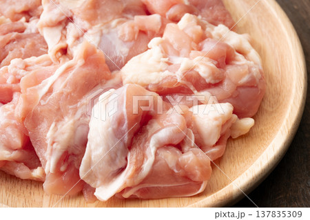 ぶつ切りにした生の鶏もも肉のクローズアップ 137835309
