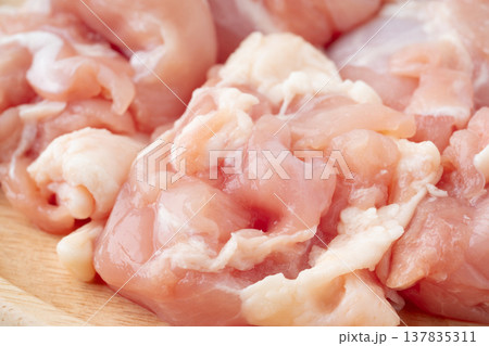 ぶつ切りにした生の鶏もも肉のクローズアップ ぶつ切りにした生の鶏もも肉のクローズアップ 137835311