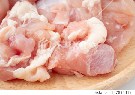 ぶつ切りにした生の鶏もも肉のクローズアップ 137835313