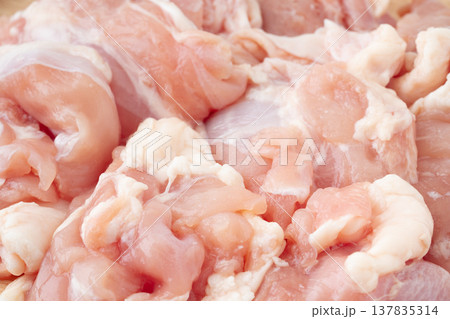 ぶつ切りにした生の鶏もも肉のクローズアップ 137835314