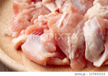 ぶつ切りにした生の鶏もも肉のクローズアップ ぶつ切りにした生の鶏もも肉のクローズアップ 137835315