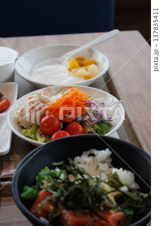 旅先で食べる新鮮で美味しいホテルの朝食 旅先で食べる新鮮で美味しいホテルの朝食 137835411