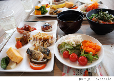 旅先で食べる新鮮で美味しいホテルの朝食 137835412