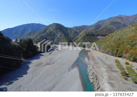 谷瀬の吊り橋 橋上からの風景（奈良県十津川村） 137835427