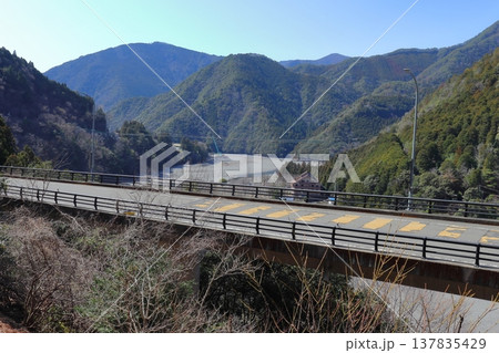 谷瀬の吊り橋と国道168号（奈良県十津川村） 137835429