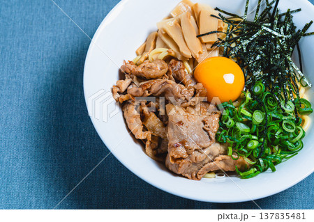 豚肉と生卵をのせた油そば テーブルの上の手作りまぜそば 137835481