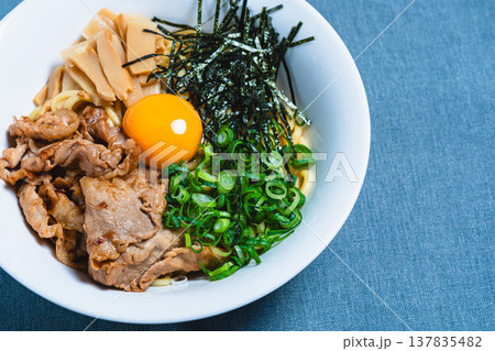 豚肉と生卵をのせた油そば テーブルの上の手作りまぜそば 137835482