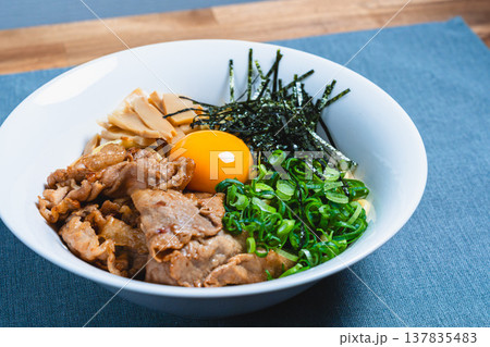 豚肉と生卵をのせた油そば テーブルの上の手作りまぜそば 137835483