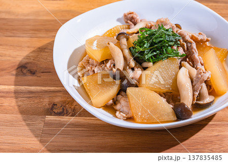 豚肉と大根の煮物 しめじと大葉をのせた和食の家庭料理 137835485