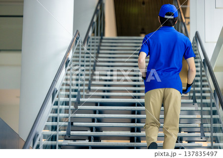 荷物を運ぶ笑顔の男性 137835497