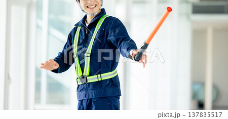 交通整理をする交通誘導員 137835517