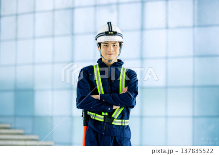 交通整理をする交通誘導員 137835522