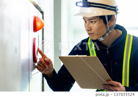 消防点検をする男性 消防点検をする男性 137835524