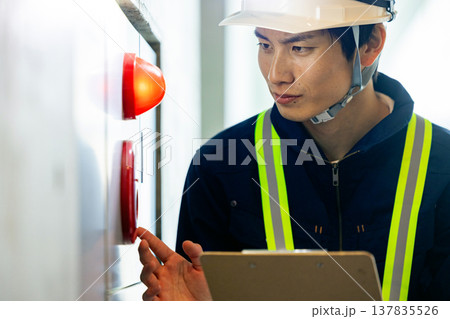 消防点検をする男性 消防点検をする男性 137835526