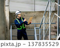 現場で働く作業員 137835529