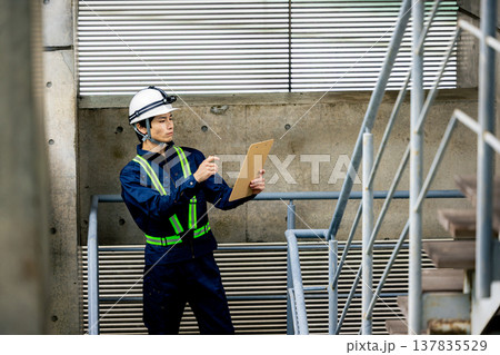 現場で働く作業員 137835529