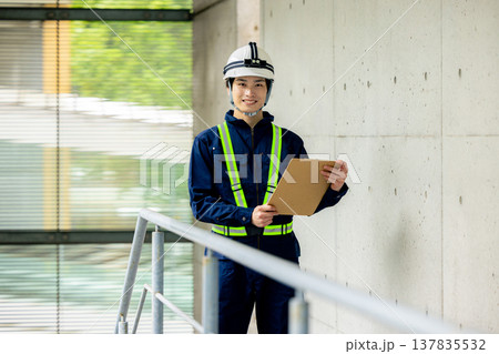 現場で働く作業員 137835532