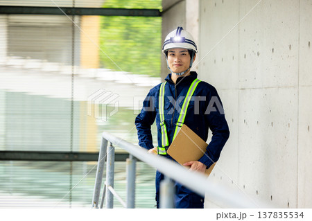 現場で働く作業員 137835534