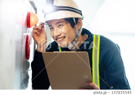 消防点検をする男性 137835545