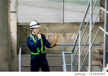 現場で働く作業員 137835547
