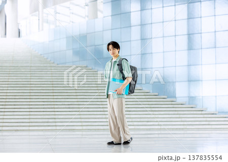 キャンパスを歩く大学生 137835554