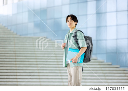 キャンパスを歩く大学生 137835555