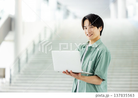 ノートパソコンを持つ大学生 137835563