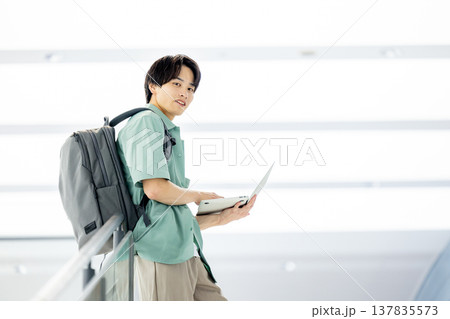 ノートパソコンを持つ大学生 137835573