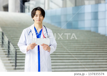 病院で働く若い医師 137835574