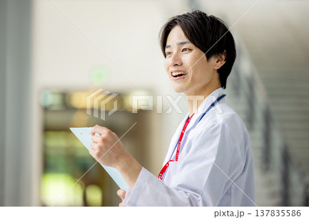 病院で働く若い医師 137835586