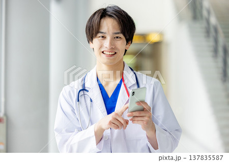 病院で働く若い医師 137835587