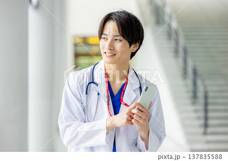 病院で働く若い医師 137835588