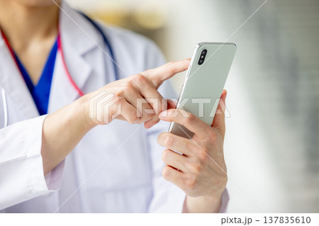 スマホを持つ医師 137835610