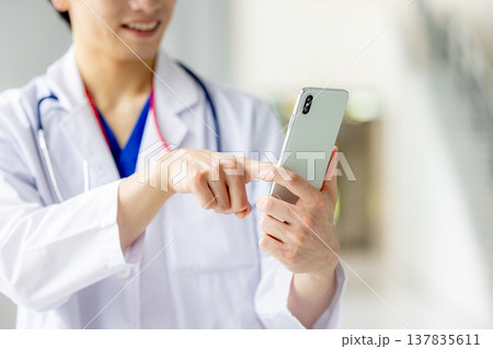 スマホを持つ医師 137835611