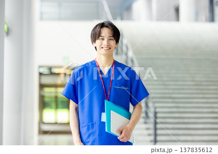 病院で働く若い医師 病院で働く若い医師 137835612