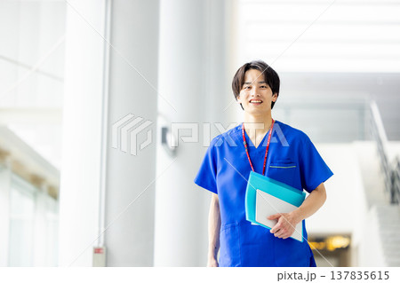 病院で働く若い医師 病院で働く若い医師 137835615