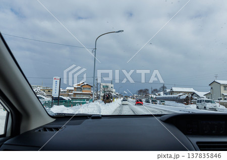 車窓からみた雪景色の富山県の市街地の風景 137835846