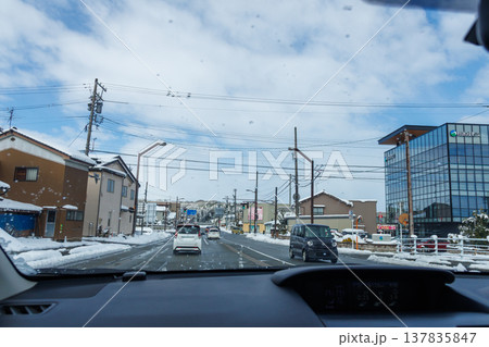 車窓からみた雪景色の富山県の市街地の風景 137835847