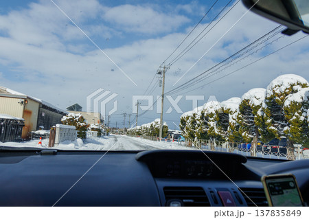 車窓からみた雪景色の富山県の市街地の風景 車窓からみた雪景色の富山県の市街地の風景 137835849